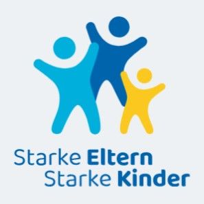 Das Logo zeigt stilisierte Figuren eines Erwachsenen und zwei Kindern mit dem Slogan "Starke Eltern, starke Kinder".