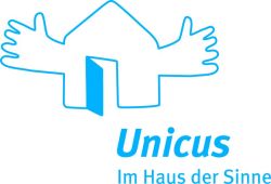 Das Unicus-Logo zeigt ein stilisiertes Haus mit offenen Händen und einer offenen Tür, symbolisierend einladende Offenheit.